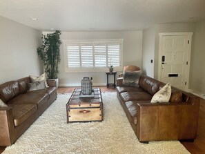 Living area - SD Home for families & pets; UCSD LaJolla 805 & I-5 (San Diego)