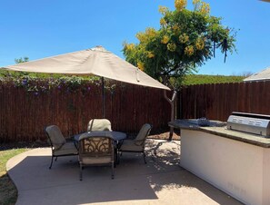 Outdoor dining - SD Home for families & pets; UCSD LaJolla 805 & I-5 (San Diego)