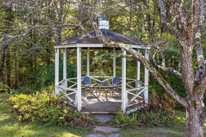 Outdoor dining - Two-Home Vermont Estate near Pico & Okemo (West Rutland)