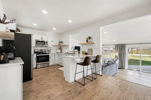 Fridge, microwave, oven, stovetop - New Farmhouse, Kitchen & Coffee Bar, Near Hospital (Johnstown)
