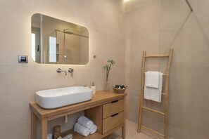 Shower, free toiletries, hair dryer, slippers - Eos - Boutique Apartment (Kalimnos)