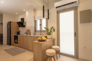 Refrigerador, horno, parrilla de estufa y cafetera y tetera 