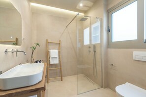 Regadera, secadora de cabello, toallas, jabón 