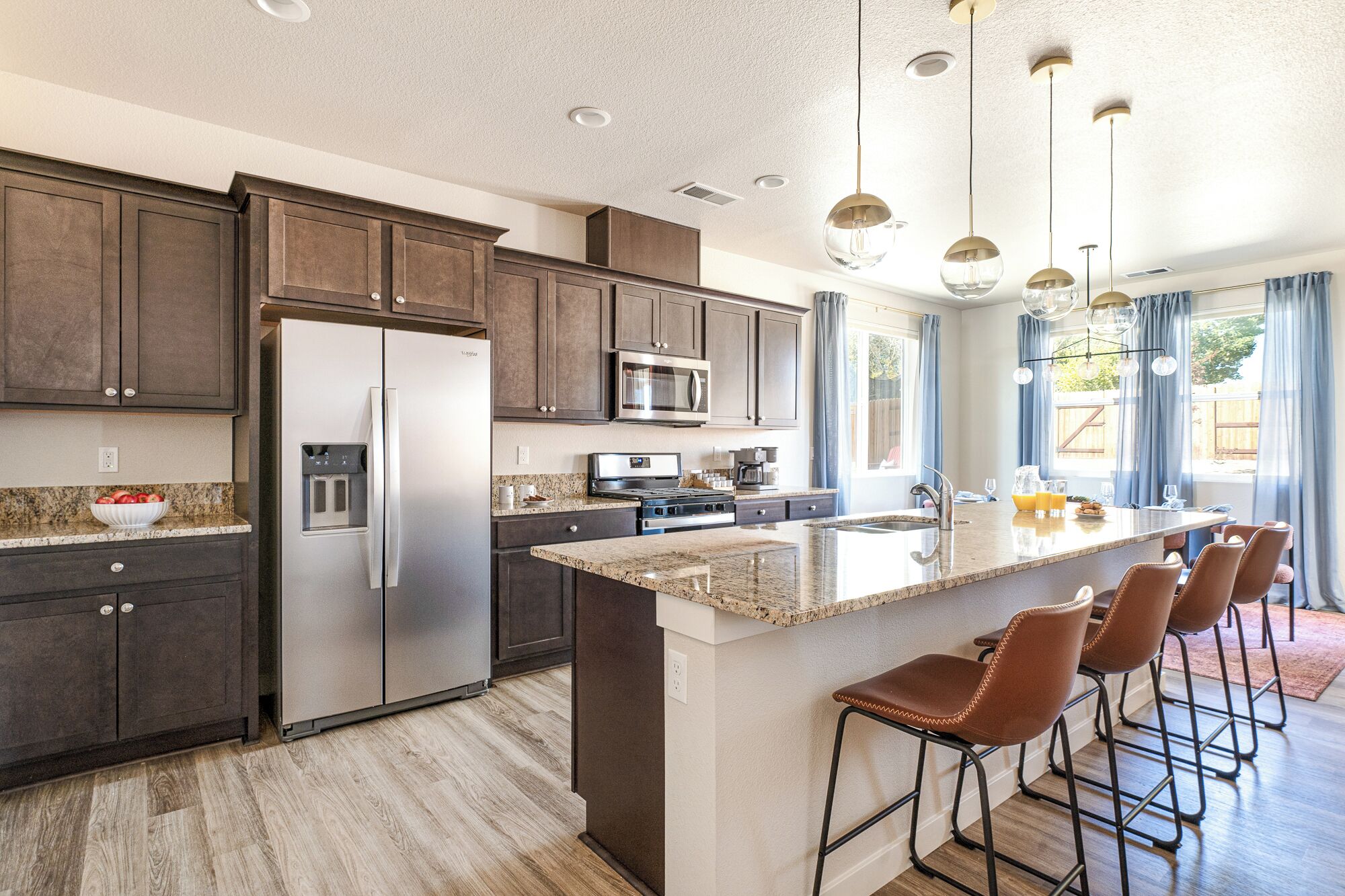 Micro-ondes, four, plaque de cuisson, lave-vaisselle