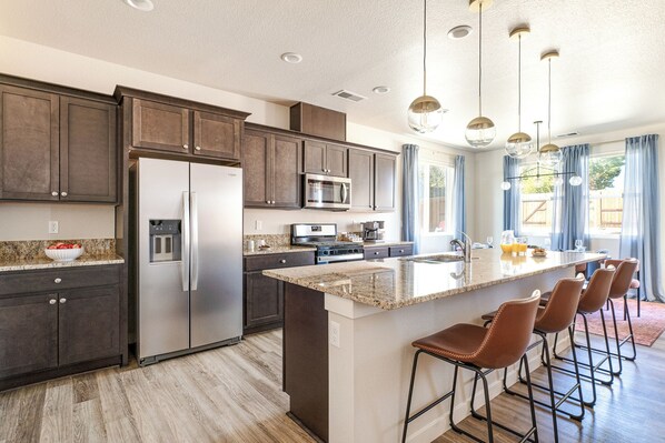 Een microgolfoven, een oven, een kookplaat, een vaatwasser