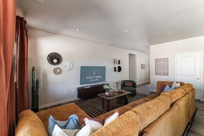 TV - Dusty Sage Hollow ~ Hot Tub + Arcade + Fire Pit (Fernley)