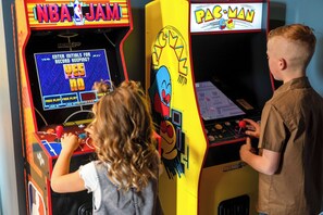 Games room - Dusty Sage Hollow ~ Hot Tub + Arcade + Fire Pit (Fernley)