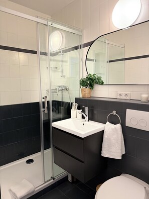 Shower, hair dryer, towels, soap - Feel-good apartment in Monheim am Rhein (Monheim am Rhein)