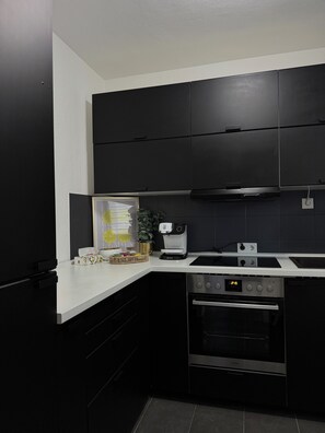 Fridge, microwave, oven, stovetop - Feel-good apartment in Monheim am Rhein (Monheim am Rhein)