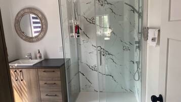 Douche, sĂšche-cheveux, serviettes fournies, savon