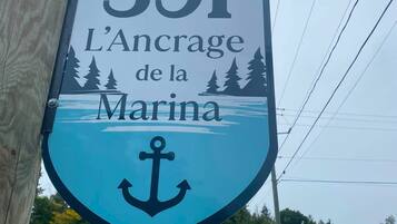 Un cartel con el número 591 y el texto 'L'Ancrage de la Marina', con un símbolo de ancla debajo.