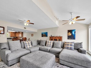 คอนโด, หลายเตียง (Canal Place 8) | บริเวณนั่งเล่น