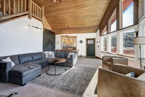 Fernseher, Kamin, Bücher