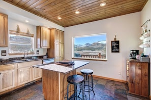Fridge, microwave, oven, stovetop - Luxury MTN Home: Hot Tub: Close to Breck Skiing (Alma)