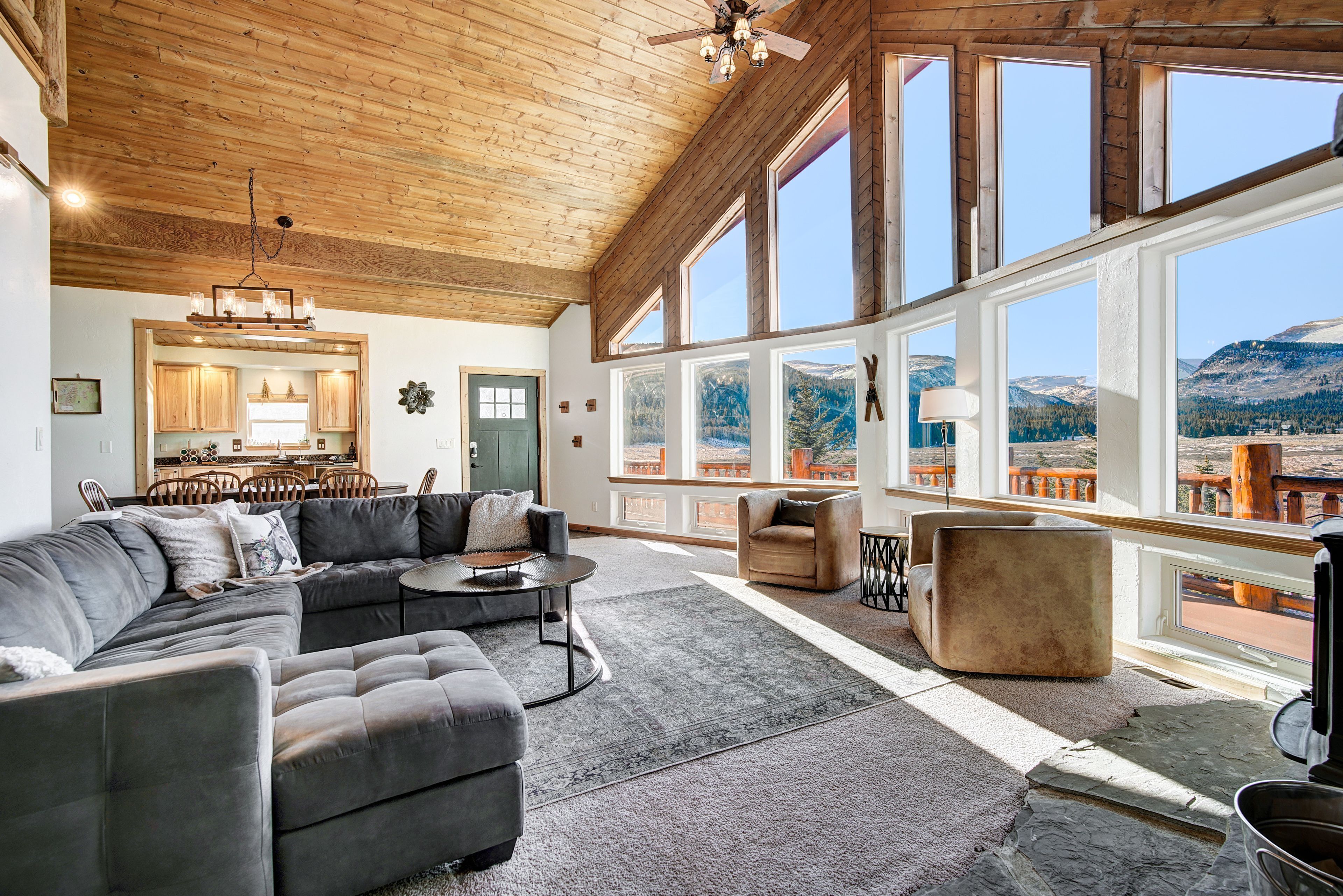 テレビ、暖炉、書庫