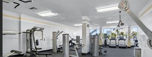 Fitness facility - Waterfront views ,Cozy 1-bedroom apartment in charming Sunny Isles Beach with AC (Sunny Isles Beach)