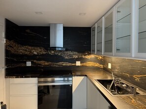 Refrigerador, microondas, horno y parrilla de estufa 
