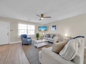 Living area - Woodland Shores #42 (Miramar Beach)