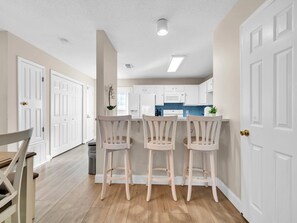 Appart'hôtel, 1 très grand lit et 1 canapé-lit (Woodland Shores #42) | Restauration