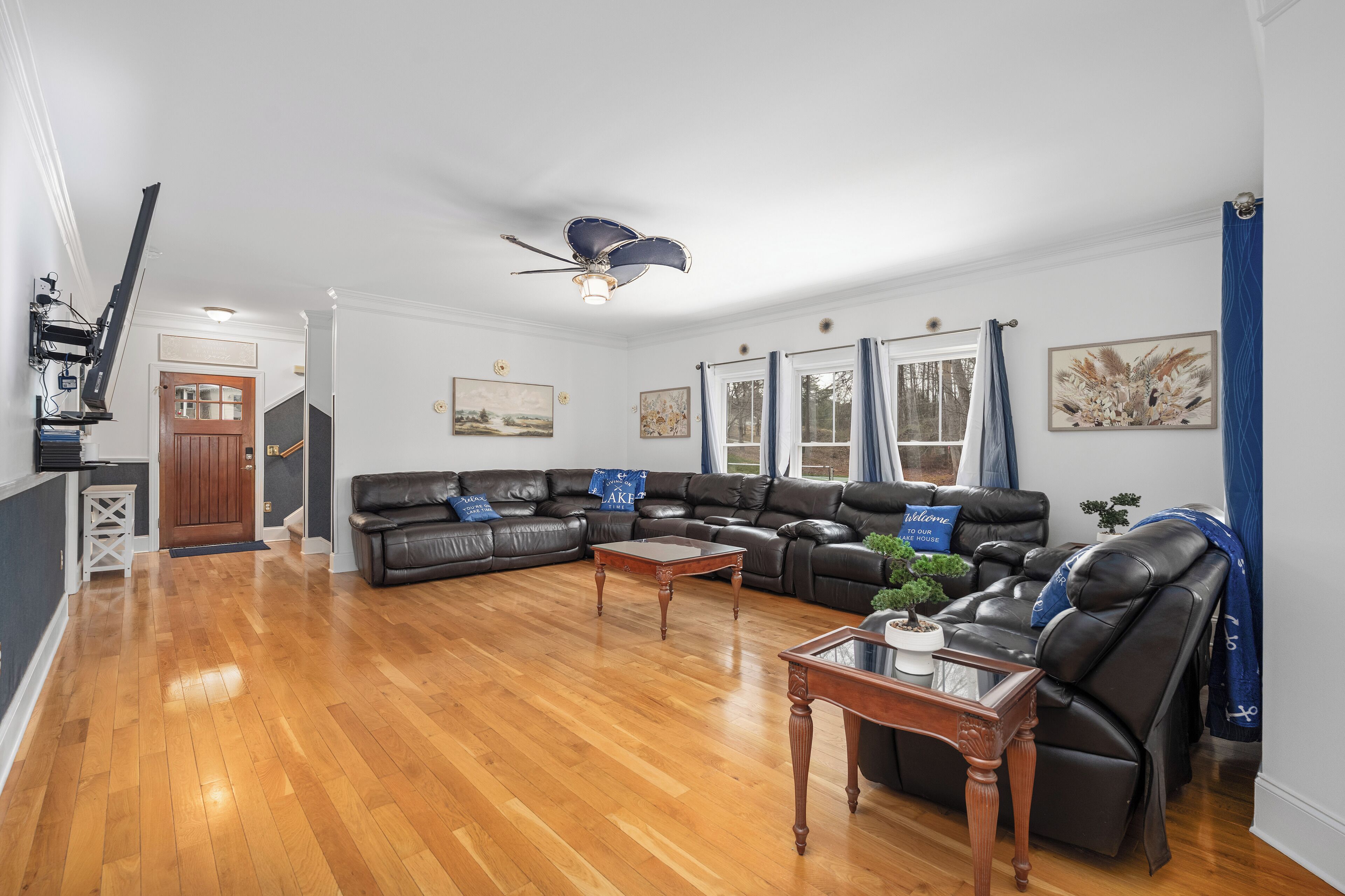 Smart-TV, Videospiele, DVD-Player, Tischfußball