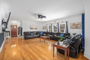 Smart-TV, Videospiele, DVD-Player, Tischfußball