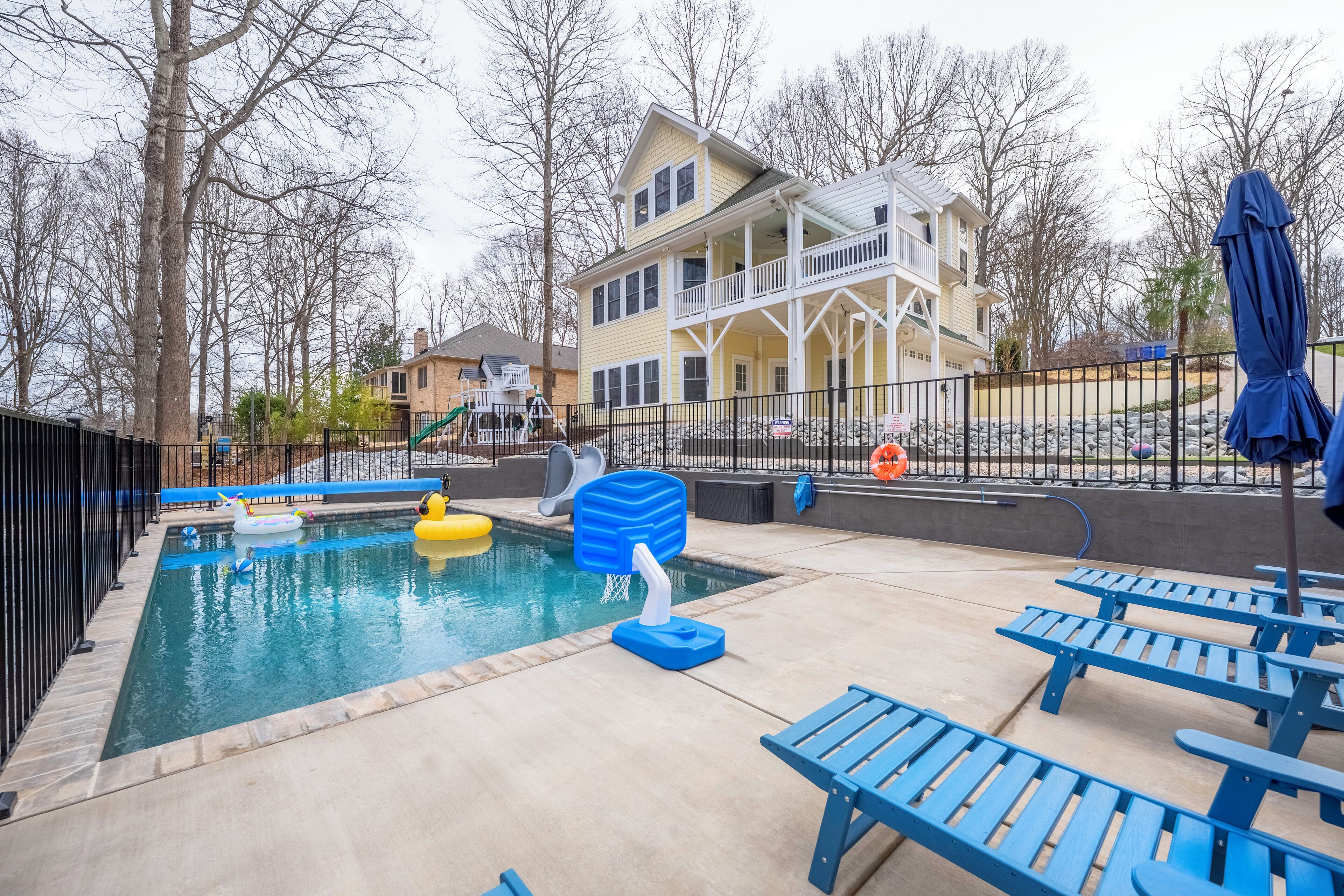 Utendørsbasseng og et oppvarmet basseng