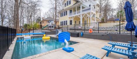 Utendørsbasseng og et oppvarmet basseng