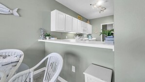 Apartamento, varias camas (Palm Court Yacht Club 604) | Interior