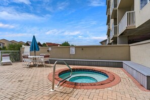 Apartamento, varias camas (Palm Court Yacht Club 604) | Restaurante al aire libre