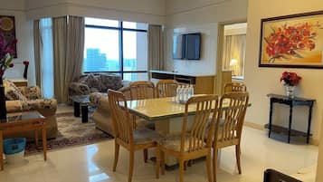 Apartamento família, vista para a cidade | Vista do quarto