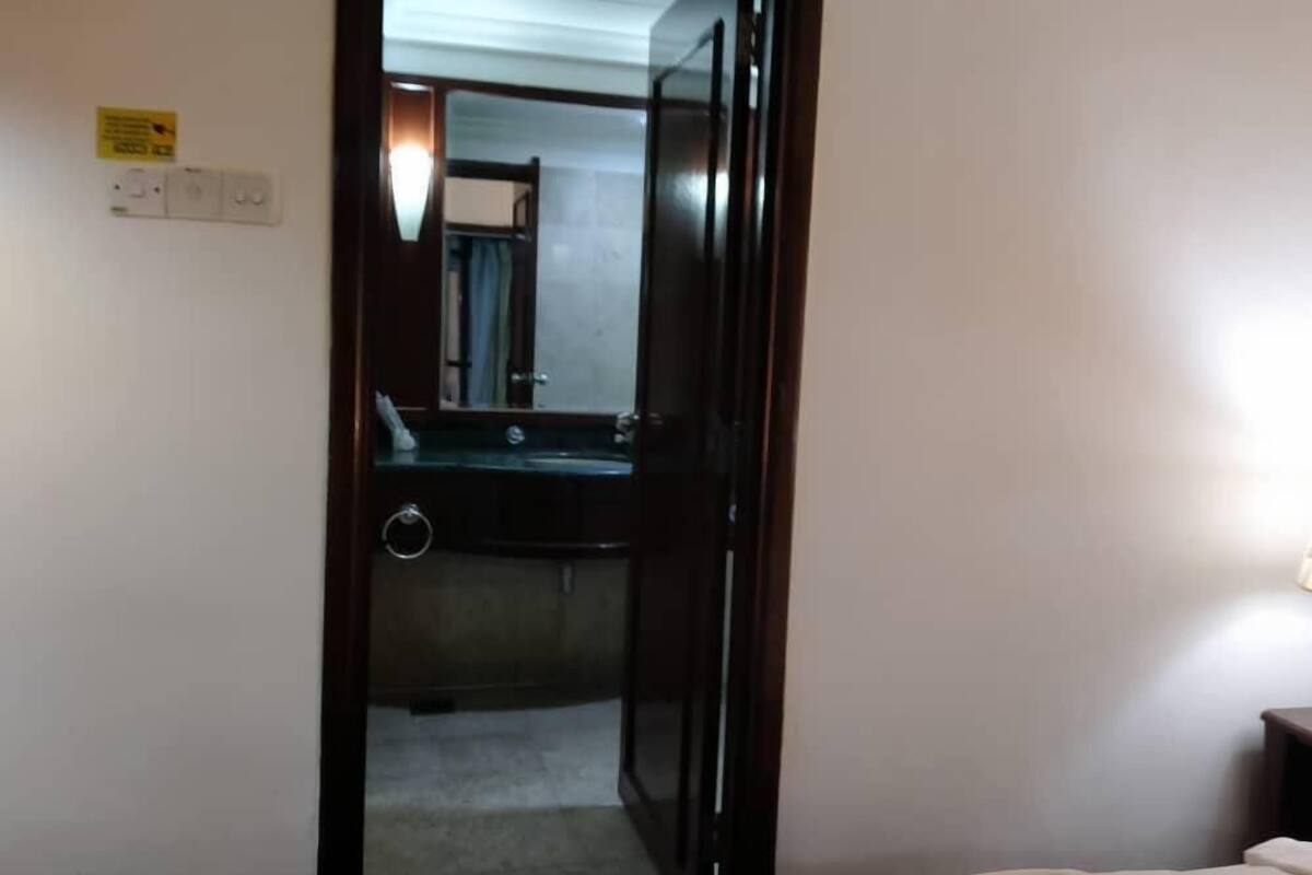 Standaard studio, 1 kingsize bed, uitzicht op de stad | Badkamer | Een haardroger, een bidet, handdoeken, zeep