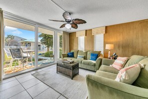 Apartment, Mehrere Betten (Dolphin Point 106C) | Wohnbereich