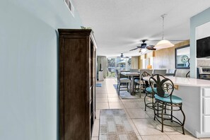 Apartment, Mehrere Betten (Dolphin Point 106C) | Speisen