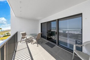 Condo, varias camas (Emerald Towers 302) | Restaurante al aire libre
