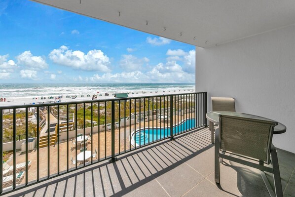 Condo, varias camas (Emerald Towers 302) | Restaurante al aire libre