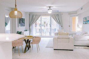 TV, fireplace - Bright & Airy 2-Bedroom Belle Harbor Condo on Beautiful Clearwater Beach! (Clearwater)