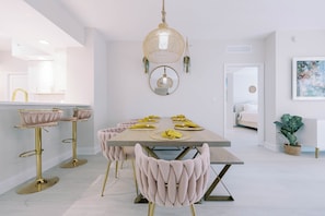 Dining - Bright & Airy 2-Bedroom Belle Harbor Condo on Beautiful Clearwater Beach! (Clearwater)