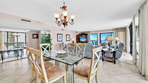 Dining - Emerald Towers 306 (Destin)