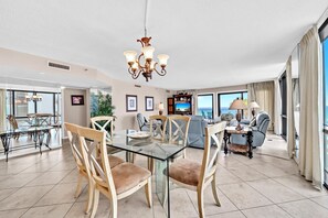 Dining - Emerald Towers 306 (Destin)