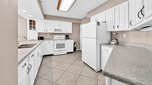 Private kitchen - Emerald Towers 306 (Destin)