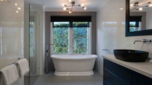 Dusche, Whirlpool, Haartrockner, Handtücher