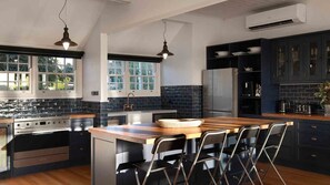 Microwave, oven, dishwasher - Queensberry Hill View (Daylesford)