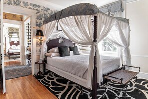 Blackout curtains, iron/ironing board, free WiFi - Miss Murphy's Bed and Breakfast (Galena)