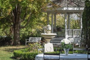 Outdoor dining - Miss Murphy's High Street Inn (Galena)