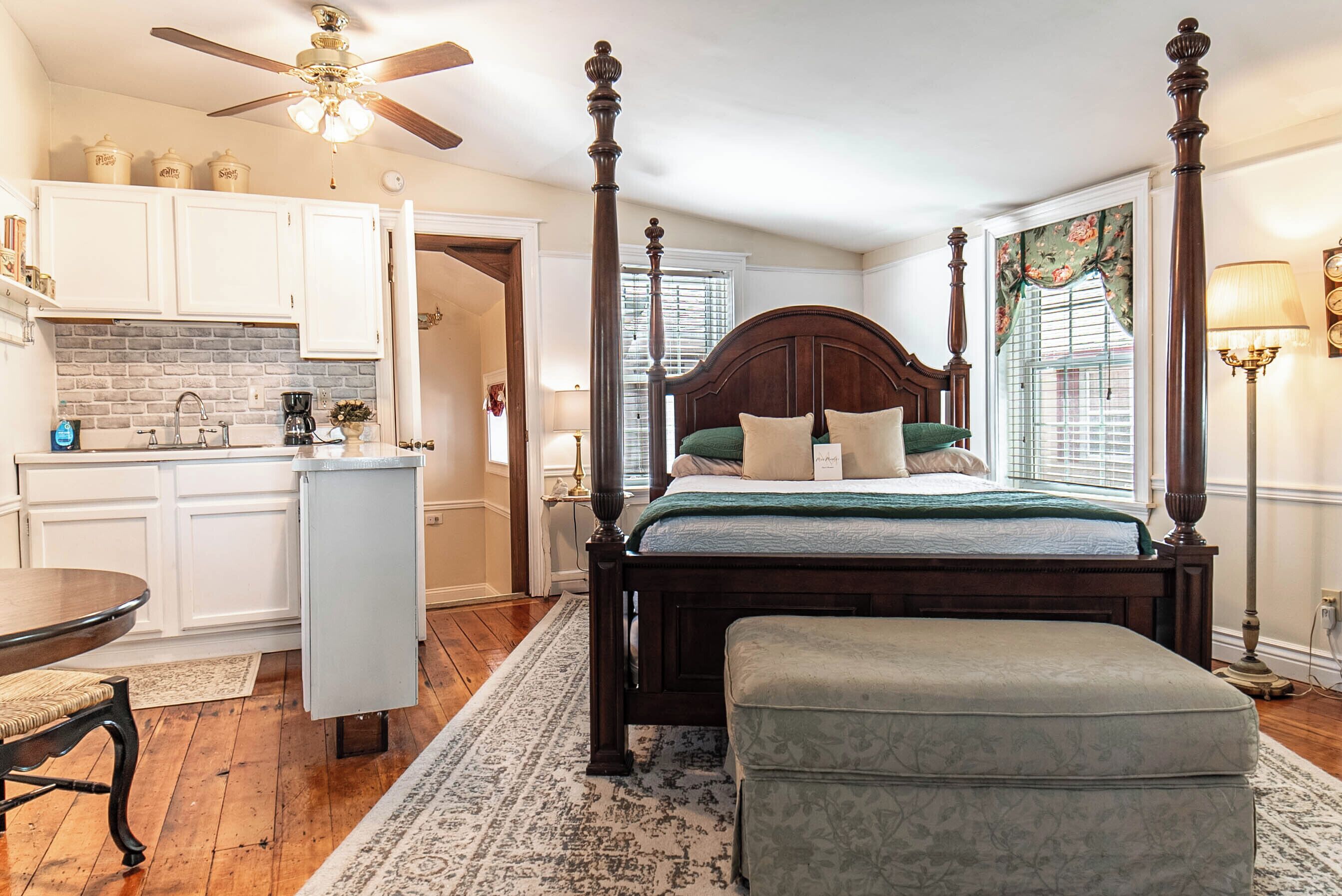 Studiosviitti, näköala puutarhaan | Yksilöllisesti sisustettu, yksilöllisesti kalustettu, pimennysverhot