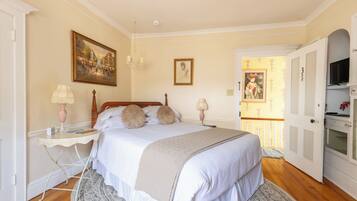 Double Room, Garden View | Individually decorated, individually furnished, blackout drapes