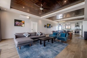 Smart-TV, Kamin, Bücher, Stereoanlage