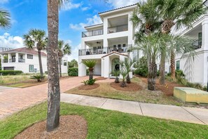 Rumah, Beberapa Tempat Tidur (A Summer Lovin) | Eksterior