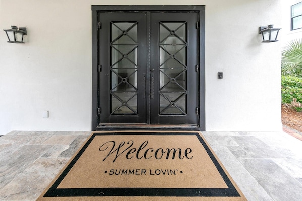 Talo, useita sänkyjä (A Summer Lovin) | Yksityiskohta ulkoa