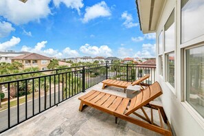 Rumah, Beberapa Tempat Tidur (A Summer Lovin) | Teras/patio